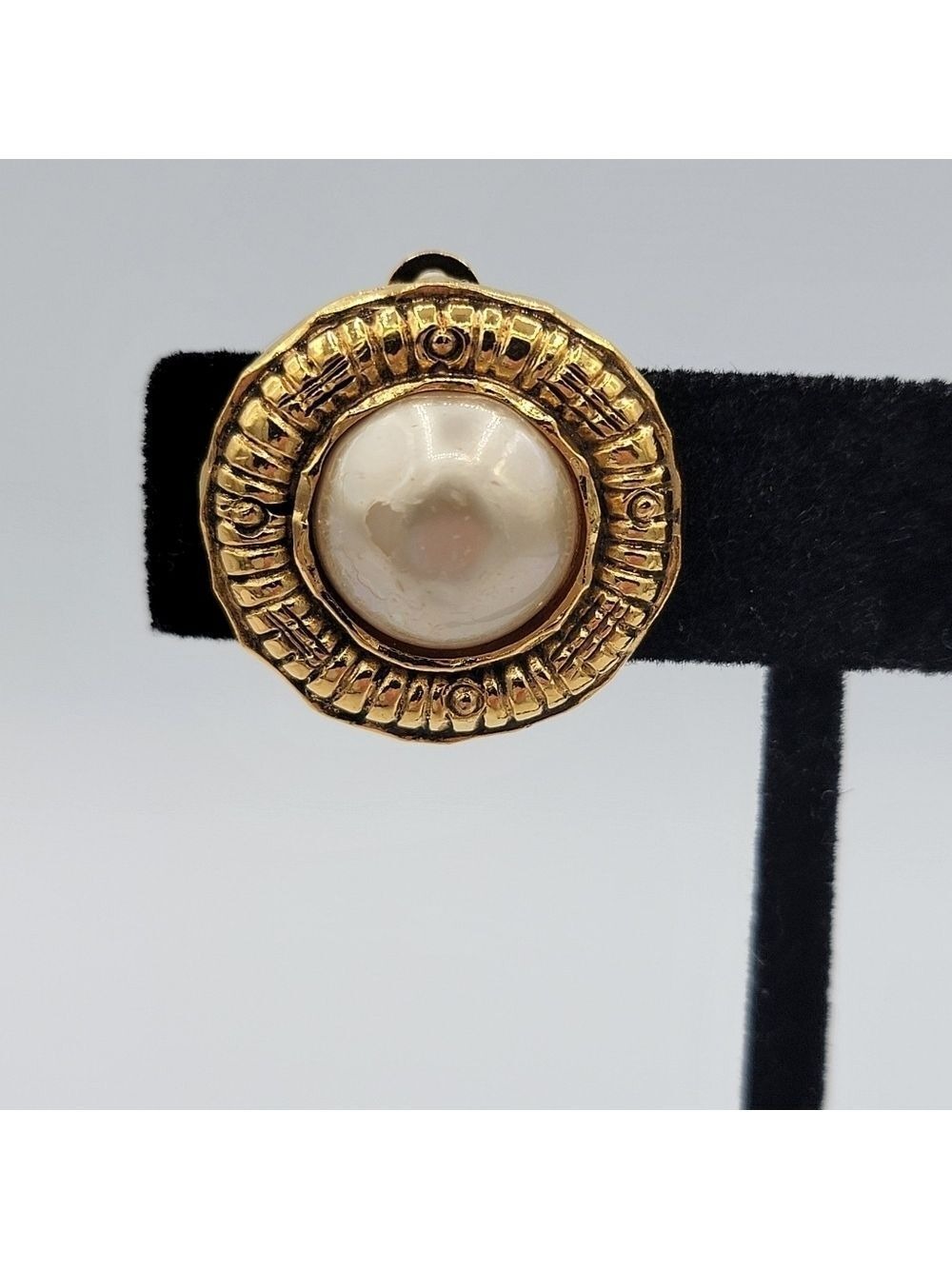 Chanel Goldtone Earrings Vintage Clip On - Picture 5 of 15